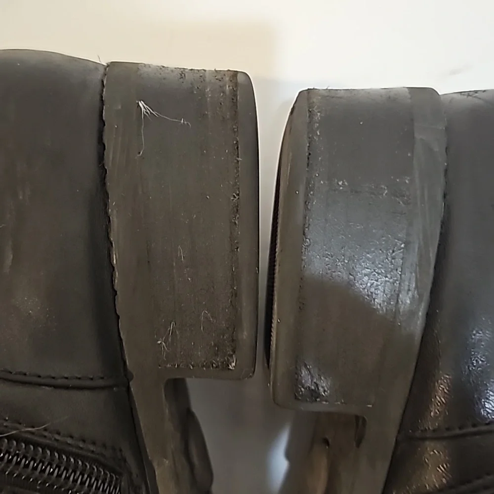 Mee too, Black Kknee Hgh leather boots low heel round toe size 9.5M